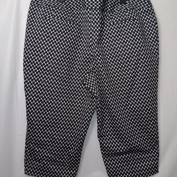 WORTHINGTON WOMAN MODERN FIT COTTON BLEND CAPRI PANTS - Picture 12 of 15
